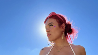 a karol g se le cae la falda en pleno show: su reaccion fue aplaudida por sus fans