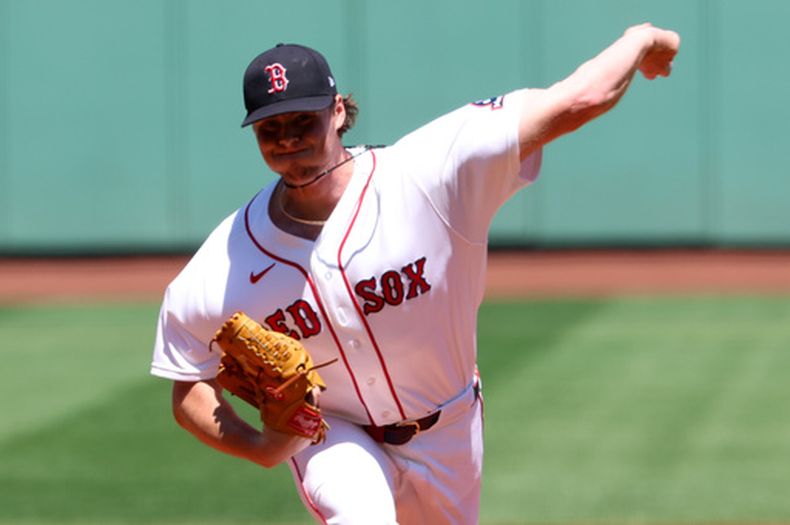 El lanzador de los Medias Rojas de Boston, Jake Bennett, realiza un lanzamiento durante la primera entrada del primer juego de una doble cartelera contra los Rays de Tampa Bay, el viernes 17 de julio de 2026, en Boston. (Foto AP/Mark Stockwell)