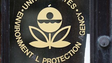 ARCHIVO - El logo de la EPA con la letra A borrada se muestra en el edificio de la agencia en Washington, el 21 de septiembre de 2017. (AP Foto/Pablo Martinez Monsivais, archivo)