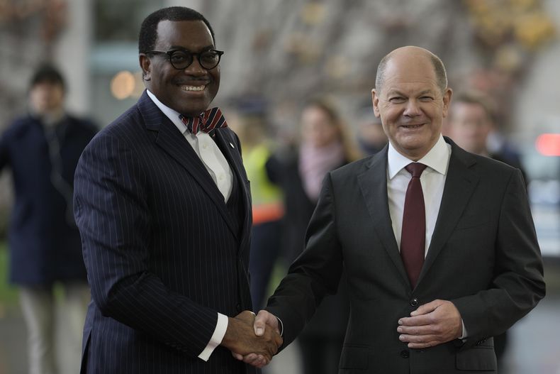 El canciller alemán Olaf Scholz (d) con el presidente del Banco de Desarrollo Africano, Akinwumi Adesina, en Berlín, el 20 de noviembre de 2023. (Foto AP/Markus Schreiber)