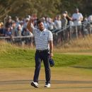 Bryson DeChambeau, de Estados Unidos, saluda a los fanáticos mientras camina al hoyo 18 durante el tercer día de actividad del Abierto Británido de Golf, en el campo del club de golf en Royal Birkdale, el sábado 18 de julio de 2026, en Southport, Inglaterra. (AP Foto/Jon Super)