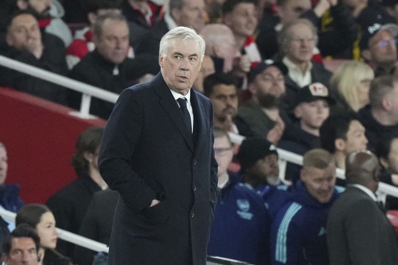 El entrenador del Real Madrid, Carlo Ancelotti, reacciona durante el partido de ida de los cuartos de final de la Liga de Campeones entre el Arsenal y el Real Madrid en el Emirates Stadium de Londres, el martes 8 de abril de 2025. (AP Foto/Frank Augstein)