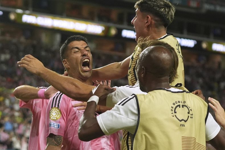 Luis Suárez celebra tras anotar el segundo gol del Inter Miami en el empate 2-2 contra Palmeiras en el Mundial de Clubes, el lunes 23 de junio de 2025, en Miami Gardens. (AP Foto/Lynne Sladky)