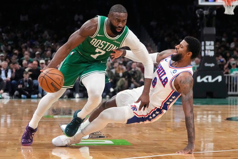 ARCHIVO - Jaylen Brown (7), de los Celtics de Boston, lleva el balón hacia la canasta frente a Paul George (8), de los 76ers de Filadelfia, durante la primera mitad del segundo juego de la serie de primera ronda de los playoffs del baloncesto de la NBA, el 21 de abril de 2026, en Boston. (AP Foto/Charles Krupa, Archivo)