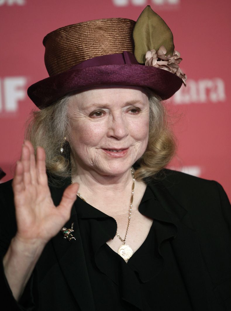 ARCHIVO - La actriz Piper Laurie llega a los premios Women in Film Crystal Lucy Awards, el viernes 12 de junio de 2009, en Los Ángeles. Laurie, la actriz de fuerte carácter nominada al Óscar que interpretó papeles aclamados a pesar de que en un momento dado abandonó por completo la actuación en busca de una vida más significativa, murió la madrugada del sábado 14 de octubre de 2023 en su casa de Los Ángeles. Tenía 91 años. (AP Foto/Matt Sayles, File)