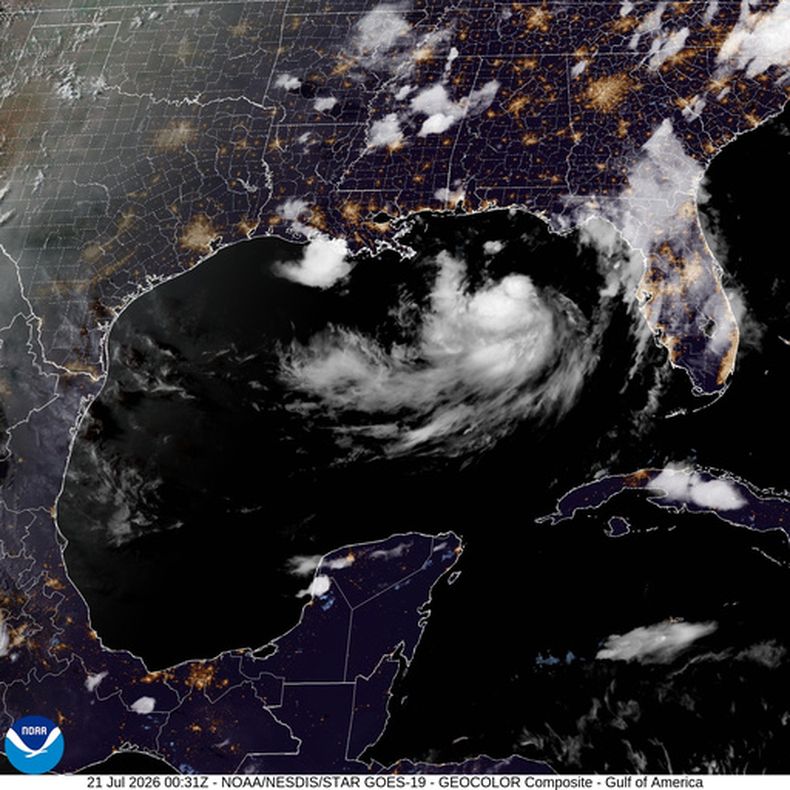 En esta imagen por satélite de la Oficina Nacional de Administración Oceánica y Atmosférica tomada a las 7:31 de la tarde EDT muestra la tormenta tropical Bertha en el golfo de México el lunes 21 de julio de 2026. (NOAA via AP)