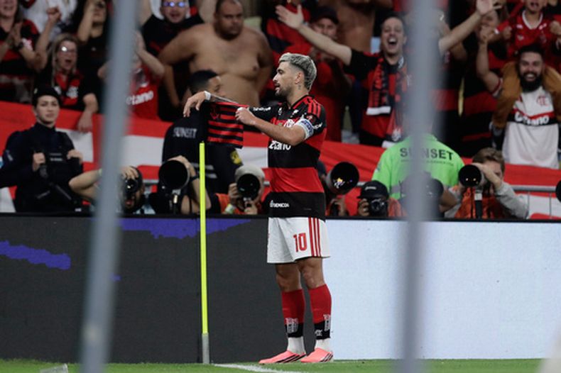 Giorgian De Arrascaeta celebra tras anotar el gol de Flamengo en el empate 1-1 contra Independiente del Valle en los cuartos de final de la Copa Libertadores, el jueves 17 de septiembre de 2026. (AP Foto/Bruna Prado)