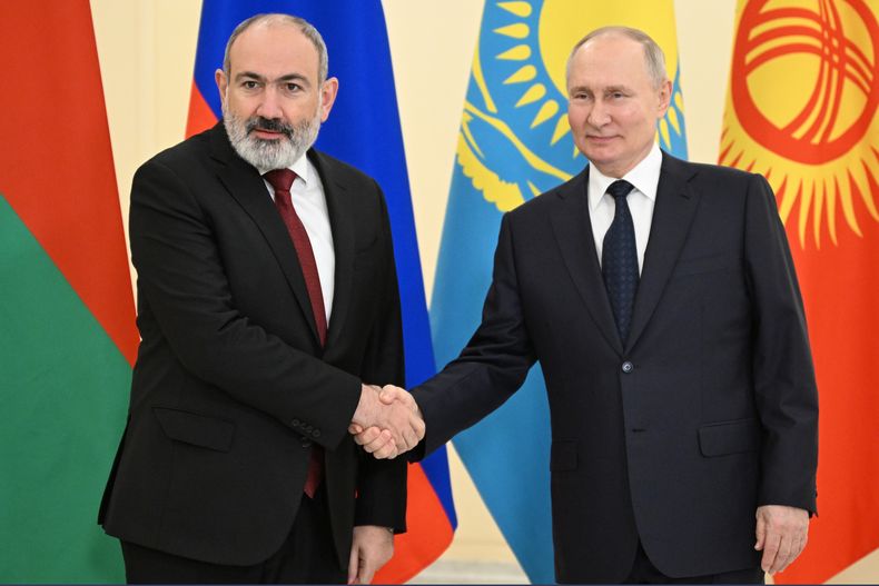 El primer ministro armenio Nikol Pachinian (izquierda) estrecha la mano del presidente ruso Vladímir Putin, en San Petersburgo, Rusia, el lunes 25 de diciembre de 2023. (Pavel Bednyakov, Sputnik, Kremlin Pool Photo vía AP)