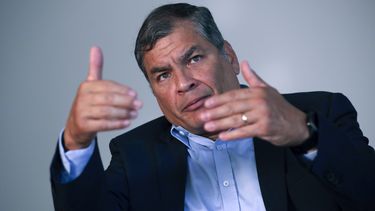 El expresidente de Ecuador Rafael Correa durante una entrevista con The Associated Press, el 11 de septiembre de 2020, en Bruselas. (AP Foto/Francisco Seco, Archivo)