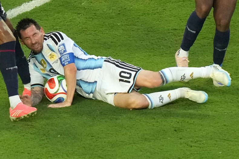 El capitán argentino Lionel Messi impacta la rodilla del caboverdiano Kevin Pina durante el partido de los 16vos de finald el Mundial, el viernes 3 de julio de 2026, en Miami Gardens, Florida. (AP Foto/Marta Lavandier)