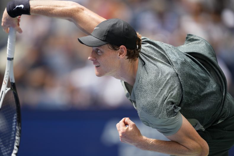 Jannik Sinner saca ante Alex Michelsen durante la segunda ronda del Abierto de Estados Unidos, el jueves 29 de agosto de 2024, en Nueva York. (AP Foto/Julia Nikhinson)