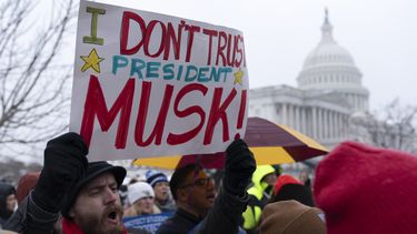 Varias personas protestan contra las políticas del presidente Donald Trump y del multimillonario Elon Musk frente al Capitolio federal en Washington, el miércoles 12 de febrero de 2025. (AP Foto/Jose Luis Magana)
