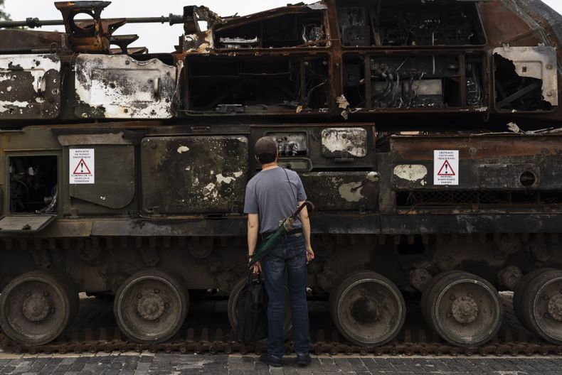 Un hombre observa un tanque ruso destruido exhibido afuera del Monasterio de San Miguel de las Cúpulas Doradas, en Kiev, Ucrania, el 5 de julio de 2023. (AP Foto/Jae C. Hong)