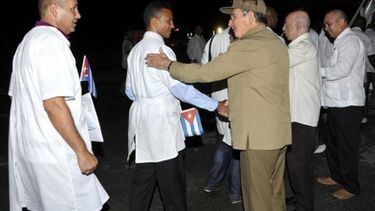 americateve | Si fallecen serán inhumados en el país donde prestan colaboración. El primer grupo está formado por 63 médicos y 102 enfermeros de todo el país.