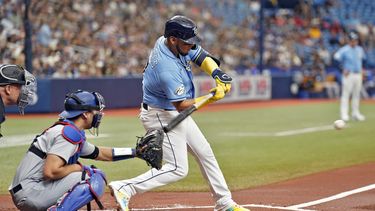Isaac Paredes de los Rays de Tampa Bay batea un sencillo ante los Dodgers de Los Ángeles, el domingo 28 de mayo de 2023, en St. Petersburgo, Florida. (AP Foto/Chris OMeara)
