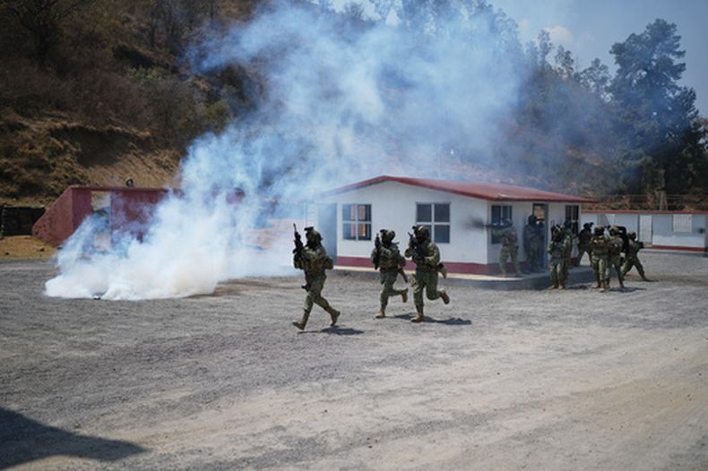 Una unidad de fuerzas especiales del Ejército mexicano participa en un simulacro antiterrorista en un centro de entrenamiento en Temamatla, México, el viernes 13 de marzo de 2026. (Foto AP/Eduardo Verdugo)