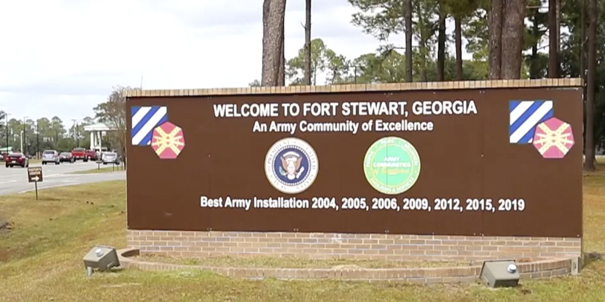 Foto tomada de video difundido por el Ejército de Estados Unidos que muestra la entrada del Fuerte Stewart en Georgia el 18 de noviembre del 2021. (Sargento Daniel Guerrero/Ejército de Estados Unidos via AP)