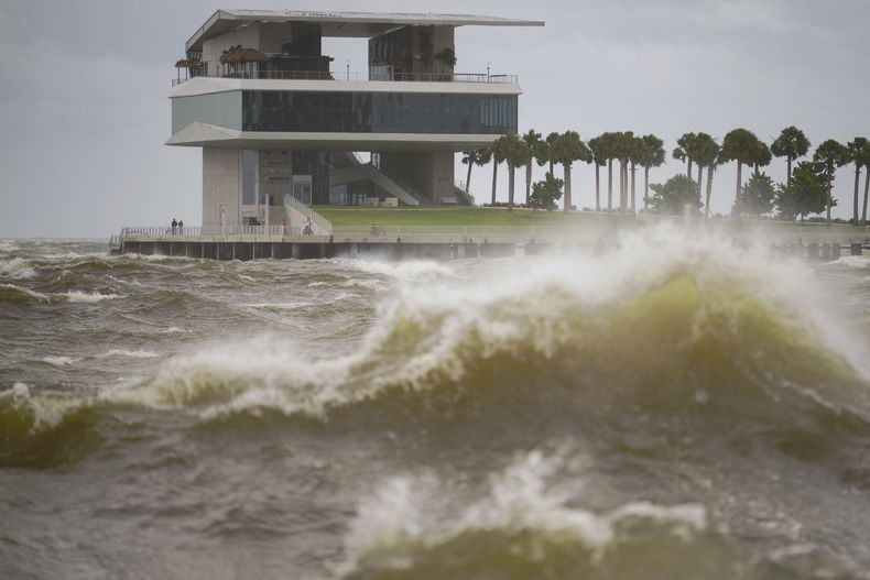 Intensas olas circundan el embarcadero St. Pete mientras el huracán Helene pasa al oeste de Tampa Bay, el jueves 26 de septiembre de 2024, en St. Petersburg, Florida. (Martha Asencio-Rhine/Tampa Bay Times vía AP)