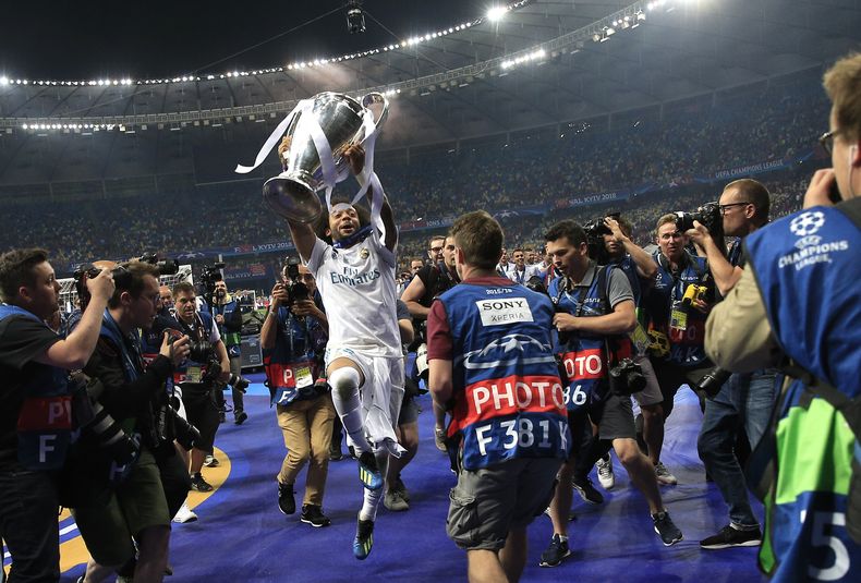 ARCHIVO - Marcelo del Real Madrid celebra con el trofeo tras conquistar la Liga de Campeones al vencer a Liverpool en la final, el 26 de mayo de 2025, en Kiev. (AP Foto/Pavel Golovkin)