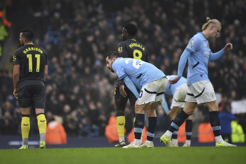 El portugués Bernardo Silva y el noruego Erling Haaland, del Manchester City, se lamentan tras empatar ante el Everton en un partido de la Liga Premier, el jueves 26 de diciembre de 2024 (AP Foto/Rui Vieira)