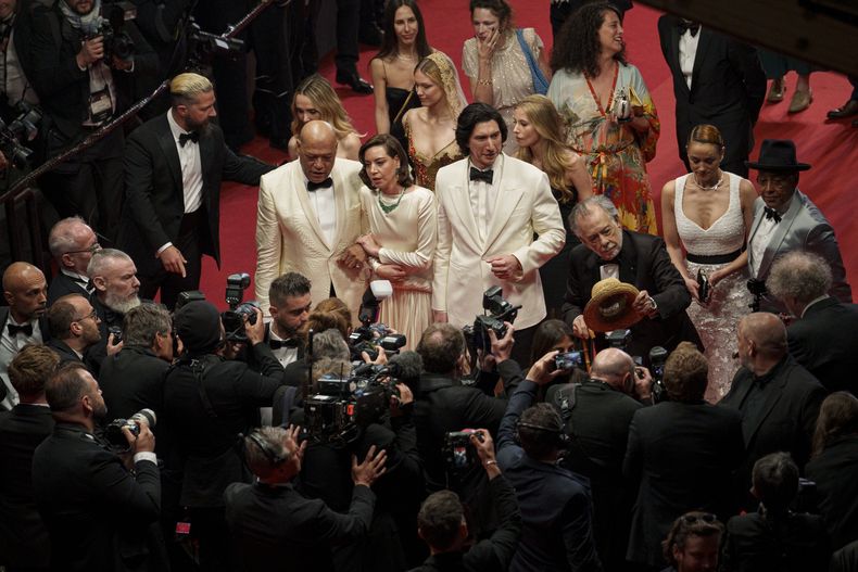 Shia LaBeouf, de izquierda a derecha, Laurence Fishburne, Aubrey Plaza, Adam Driver, el director Francis Ford Coppola, Nathalie Emmanuel y Giancarlo Esposito posan al salir de la premiere de Megalopolis en la 77a edición del Festival de Cine de Cannes en Francia el jueves 16 de mayo de 2024. (Foto Andreea Alexandru/Invision/AP)