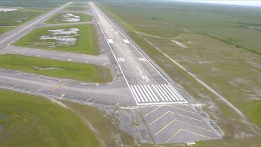 En la imagen, tomada de un video sin fecha publicado por la oficina del procurador estatal James Uthmeier, se muestra un aeródromo abandonado en Everglades, a unos 72 kilómetros (45 millas) al oeste de Miami en el que, según autoridades, una instalación de detención de migrantes, apodada “Alcatraz de los caimanes) se encuentra a unos días de entrar en funcionamiento. (Cortesía de la oficina del procurador estatal General James Uthmeier via AP)