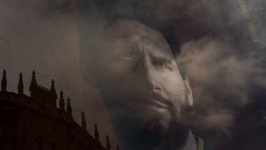 ARCHIVO - Un poster de Lionel Messi, cuando era jugador del Barcelona, se refleja en una ventana de una tienda del F.C Barcelona, en Barcelona, el martes 1 de septiembre de 2020. Lionel Messi dijo que su intención es jugar en el Inter de Miami, de la MLS, y no regresar al Barcelona. Después de meses de especulación, Messi descartó volver a la Liga de España. (AP Foto/Emilio Morenatti, Archivo)