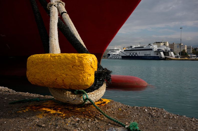 Transbordadores amarrados a puerto durante una huelga de estibadores de 24 horas para reclamar mejoras salariales y laborales, además de contra el transporte de equipos militares a través de los puertos, cerca de Atenas, Grecia, el 30 de octubre de 2026. (AP Foto/Thanassis Stavrakis)