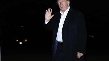 De regreso de Asia, Trump elogia su gira, ataca a la prensa