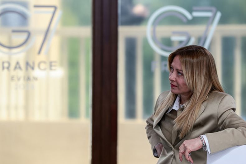 La primera ministra italiana Giorgia Meloni asiste a u almuerzo de trabajo con líderes del G7 y de Oriente Medio, en Evian-les-Bains, Francia, el martes 16 de junio de 2026. (Evelyn Hockstein/Pool Foto vía AP)