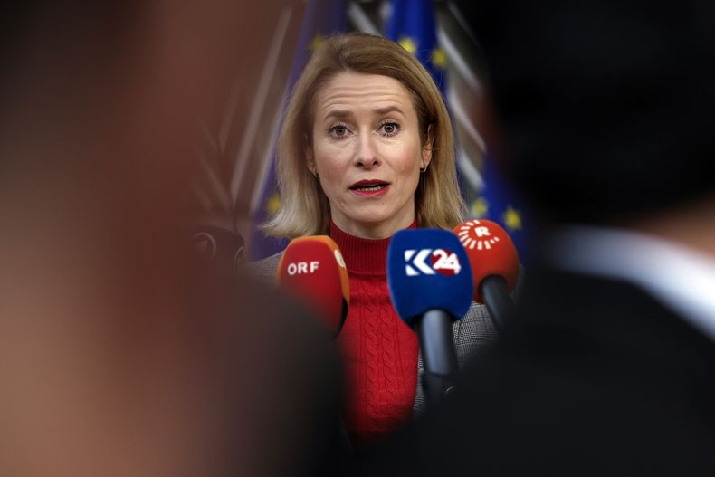 En esta imagen de archivo, la primera ministra de Estonia, Kaja Kallas, habla con reporteros a su llegada a una cumbre de la Unión Europea, en Bruselas, el 1 de febrero de 2024. (AP Foto/Omar Havana, archivo)