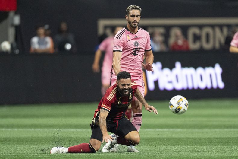 El defensa del Atlanta United Derrick Williams pelea por el balón con el delantero ecuatoriano del Inter Miami Leonardo Campana en encuentro de la MLS el miércoles 18 de septiembre del 2024. (AP Foto/John Bazemore)