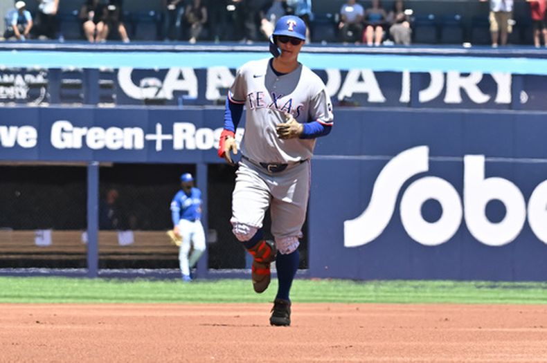 El bateador designado de los Rangers de Texas, Joc Pederson, recorre las bases tras conectar un jonrón solitario contra los Azulejos de Toronto durante la primera entrada de un partido de béisbol en Toronto, el domingo 28 de junio de 2026. (Jon Blacker/The Canadian Press vía AP)