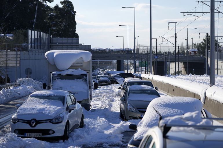 Retiran vehículos varados durante días por nieve en Grecia