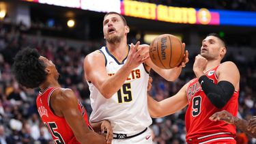 El serbio Nikola Jokic, de los Nuggets de Denver, recibe una falta durante un partido de pretemporada frente a los Bulls de Chicago, el martes 14 de octubre de 2025 (AP Foto/Jack Dempsey)