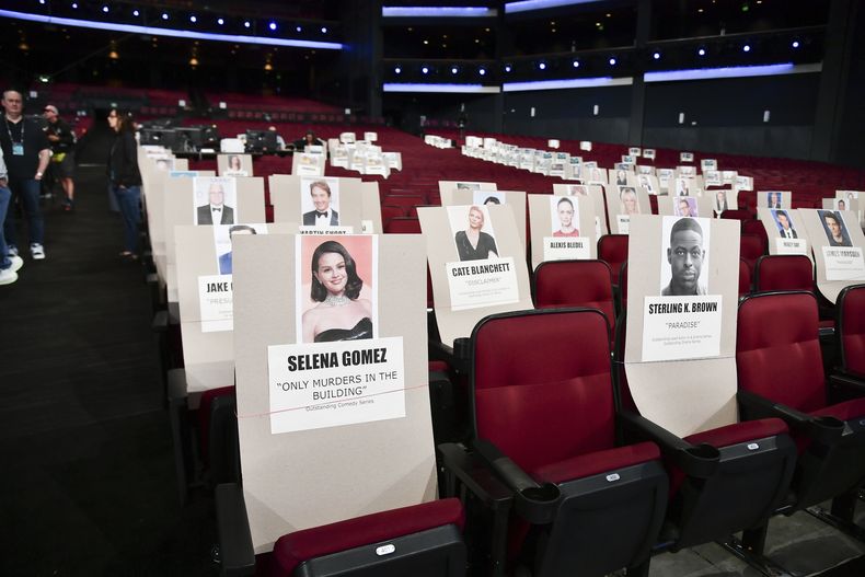 Carteles de ocupantes de asientos se muestran durante el despliegue de la alfombra roja de la 77.ª edición de los Premios Primetime Emmy, el jueves 11 de septiembre de 2025, en Los Ángeles. (Foto Richard Shotwell/Invision/AP)