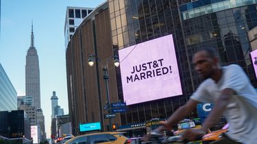 Un letrero que dice JUST&T MARRIED (T y T recién casados) se muestra en el Madison Square Garden durante la boda de la cantante Taylor Swift y el jugador de la Liga Nacional de Fútbol Americano Travis Kelce, el viernes 3 de julio de 2026, en Nueva York. (Foto AP/Ryan Murphy)