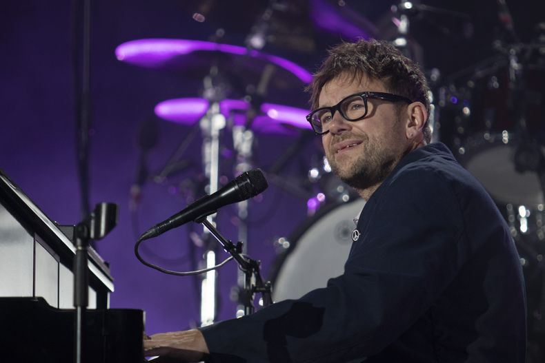 Damon Albarn de la banda de rock británica Blur durante su concierto en el festival Corona Capital en la Ciudad de México, el sábado 18 de noviembre de 2023. (Foto AP/Alejandro Godinez)