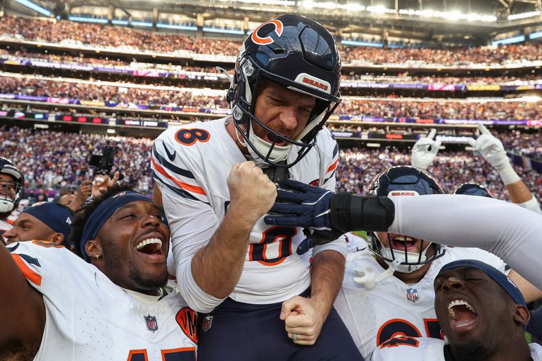 Cairo Santos (8), pateador de los Bears de Chicago, celebra después de acertar el gold e campo decisivo en contra de los Vikings de Minnesota, el domingo 16 de noviembre de 2025, en Minneapolis. Los Bears ganaron 19-17 a los Vikings. (AP Foto/Matt Krohn)