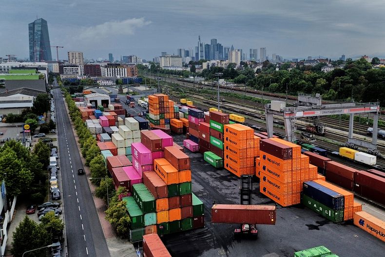 Contenedores apilados en una terminal de carga en Fráncfort, Alemania, el martes 9 de septiembre de 2025. (AP Foto/Michael Probst)