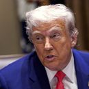 El presidente Donald Trump habla en una reunión en la Sala del Gabinete de la Casa Blanca, el jueves 10 de abril de 2025, en Washington. (Pool vía AP)