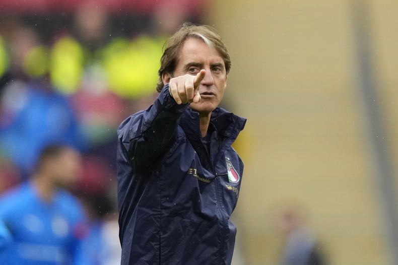 ARCHIVO - El entrenador de Italia Roberto Mancini da instrucciones durante una sesión de entrenamientos previo al partido de la Finalissima entre Italia y Argentina, en el estadio de Wembley, en Londres. Martes 31 de mayo de 2022.(AP Foto/Frank Augstein, Archivo)