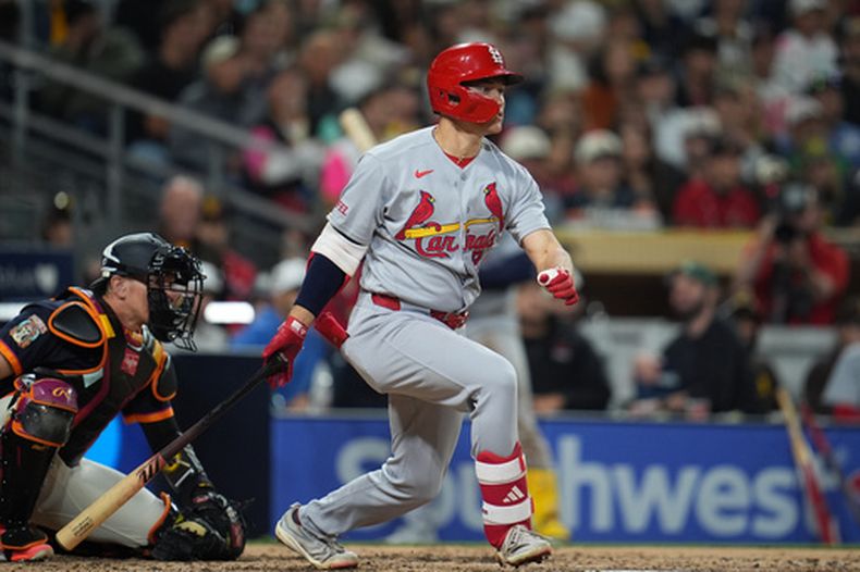 JJ Wetherholt, de los Cardenales de San Luis, conecta un sencillo productor en el duelo del viernes 8 de mayo de 2026, ante los Padres de San Diego (AP Foto/Gregory Bull)