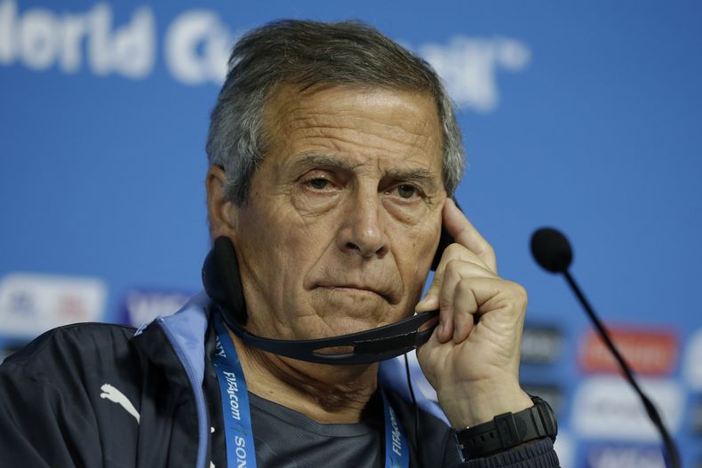 El t&eacute;cnico de Uruguay, Oscar Tab&aacute;rez, escucha una pregunta en una conferencia de prensa en Sao Paulo, el mi&eacute;rcoles 18 de junio de 2014 (AP Foto/Matt Dunham)