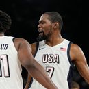 Joel Embiid y LeBron James, de la selección de Estados Unidos, reaccionan tras una falta marcada en las semifinales olímpicas ante Serbia, el jueves 8 de agosto de 2024, en París (AP Foto/Michael Conroy)
