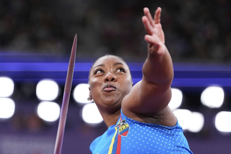 La ecuatoriana Juleisy Angulo compite en la final del lanzamiento de jabalina del Mundial de atletismo, el sábado 20 de septiembre de 2025, en Tokio. (AP Foto/Ashley Landis)