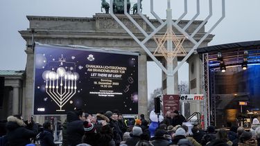 Sobrevivientes de Holocausto se reúnen para Hanukkah