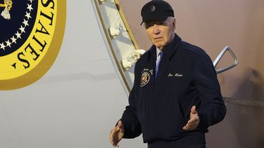 El presidente Joe Biden baja del Air Force One en la base de la Fuerza Aérea de Dover en Delaware, el miércoles 17 de julio de 2024. (AP Foto/Susan Walsh)