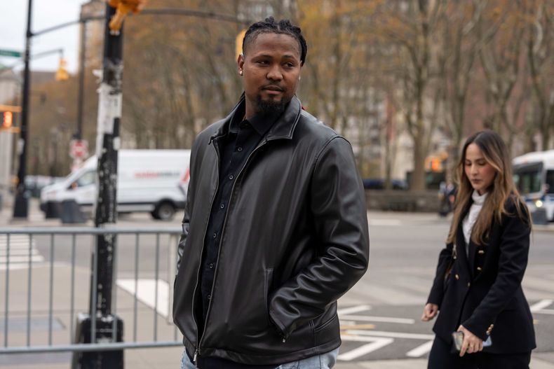 Luis Ortiz, de los Guardianes de Cleveland, llega a la corte federal de Brooklyn, el miércoles 12 de noviembre de 2025, en Nueva York. (AP Photo/Yuki Iwamura)