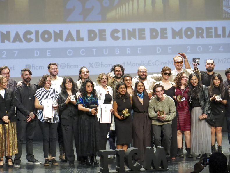 Los ganadores de la 22ª edición del Festival Internacional de Cine de Morelia posan con sus premios, el viernes 25 de octubre de 2024, en Morelia, México. (Foto AP/Berenice Bautista)